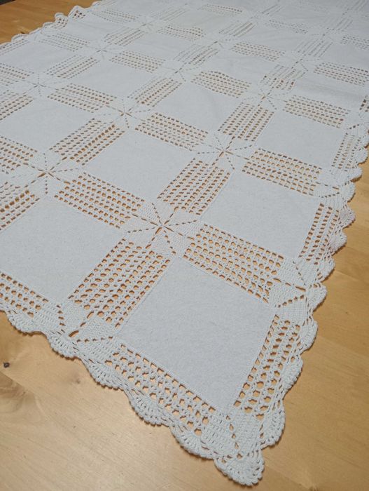 Pequena toalha de chá em estoupa e croche.