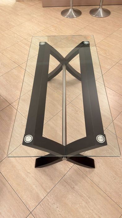 Mesa de centro em vidro com estrutura preta e cromada
