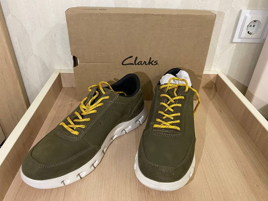 Clarks nature x one Dark olive 
Розмір 41,5 EUR, на стопу 270мм
Нові!