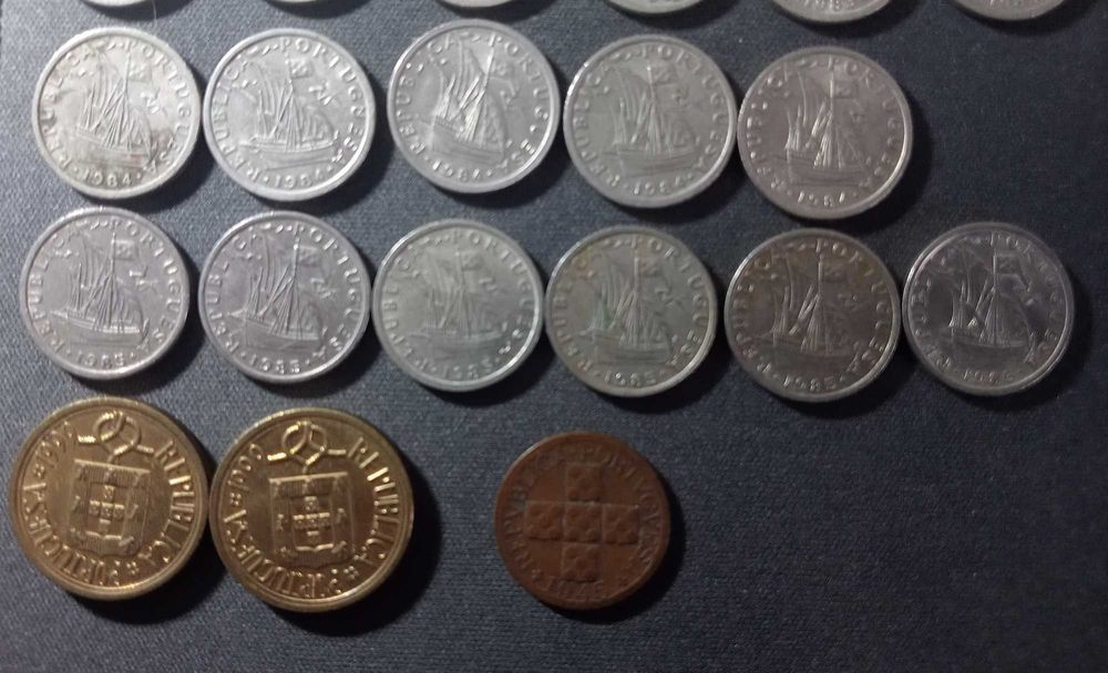 Lote de 35 Moedas Antigas Portuguesas (2$50, 10 Escudos e 20 Centavos 1945)