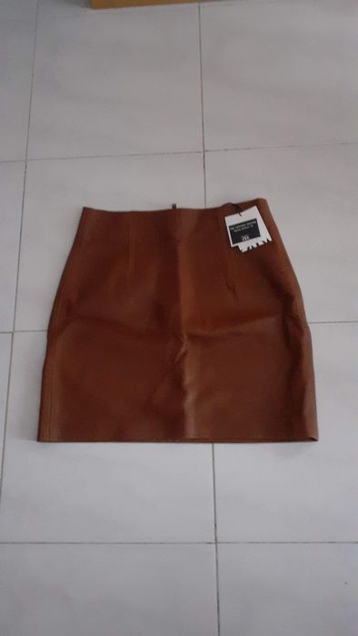 ( Mini Saia) Camel em  imitação Pele ( ZARA)   ( Nova C/ Etiqueta )