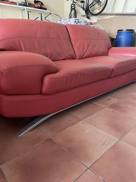 2 sofas em couro vermelho