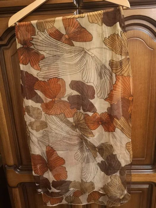 Damski prześwitujący szalik z kwiatami (sztuczny jedwab)