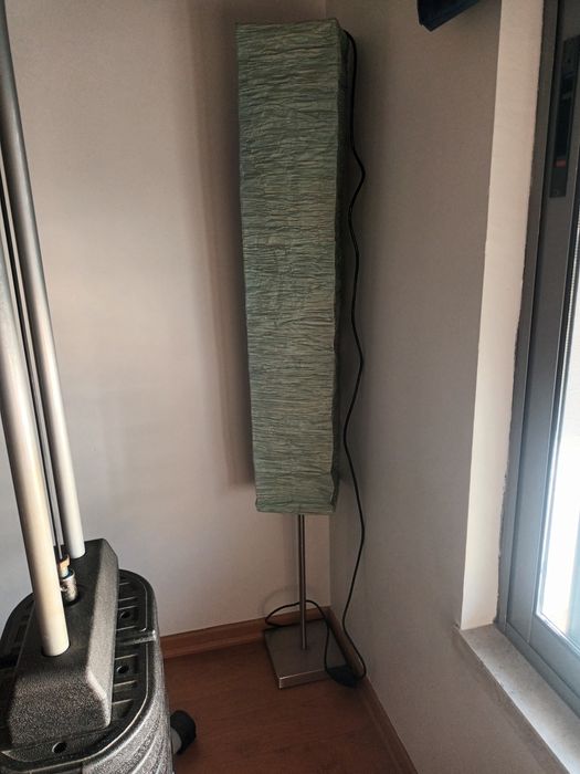 Candeeiro de pé alto