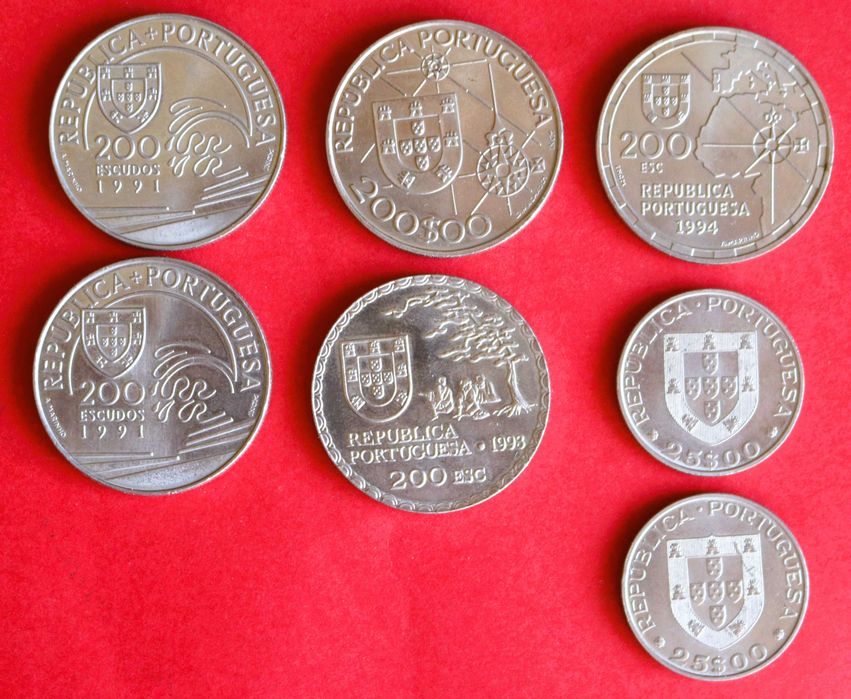 Cinco moedas 200 escudos comemorativas e 2 de 25 escudos