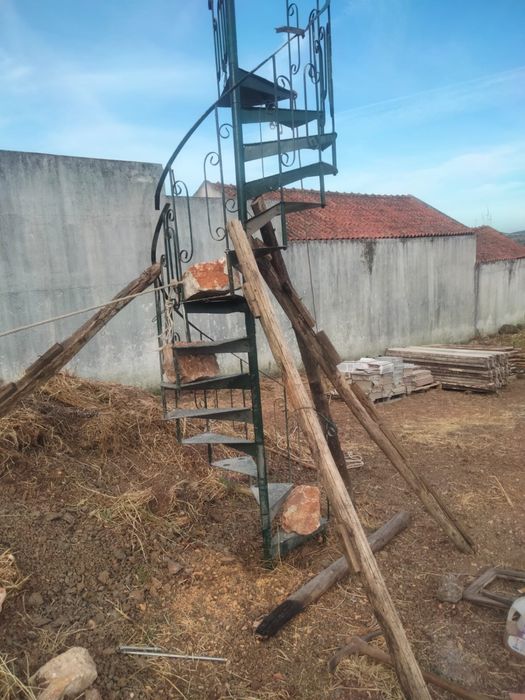Escada em caracol ferro.