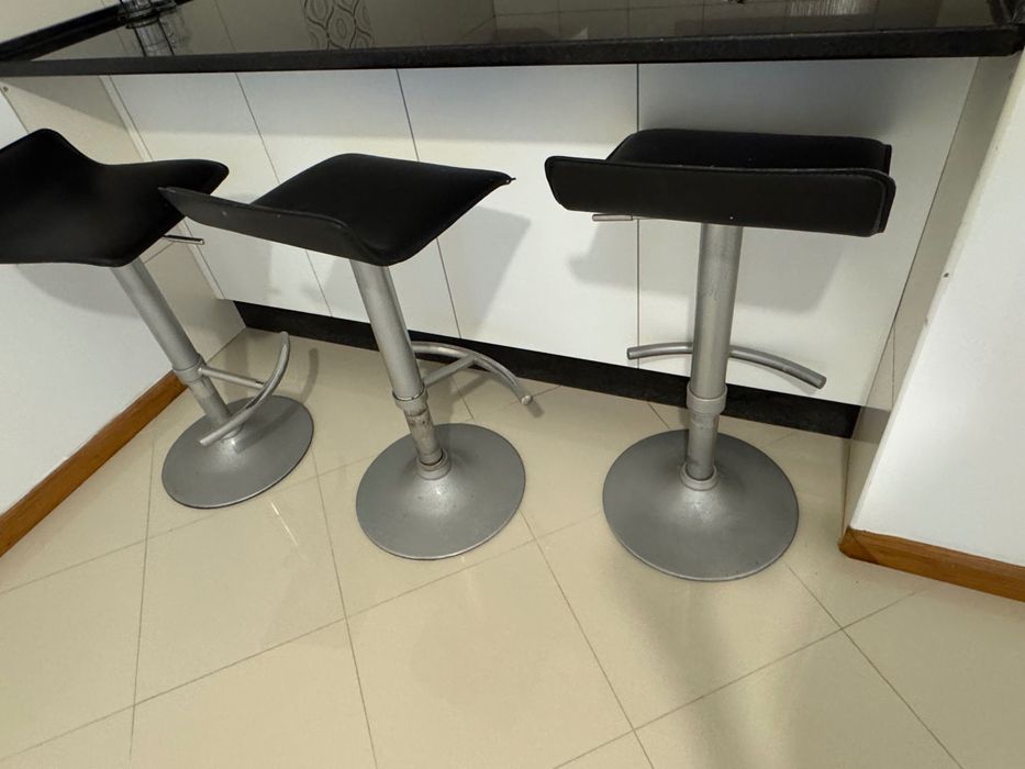 Cozinha com Pedra de Granito Preta + Peninsula + Cadeiras - FEIJÓ