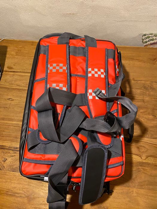 Vários sacos/bolsas de atendimento médico de emergência novos e usados