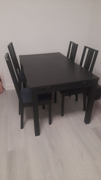 Mesa de sala preta e 4 cadeiras