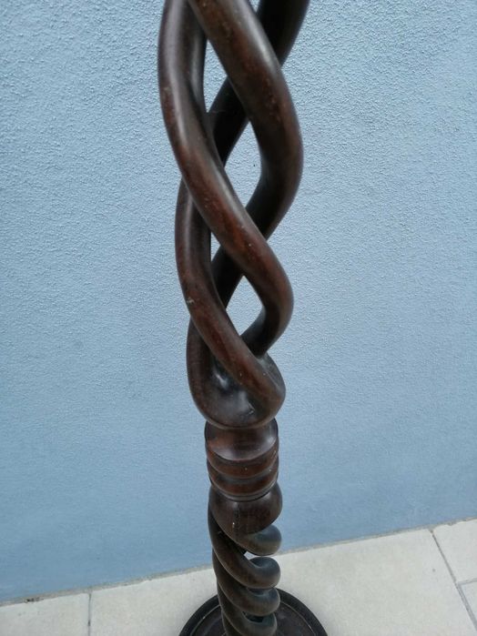 candeeiro de pé em pau preto