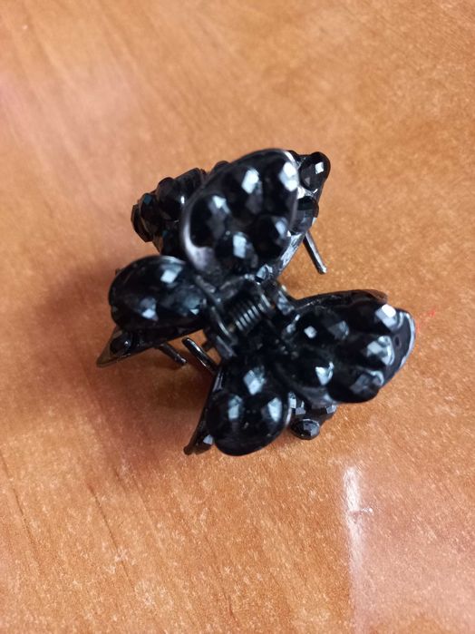 czarna spinka do włosów z motylem - motyl