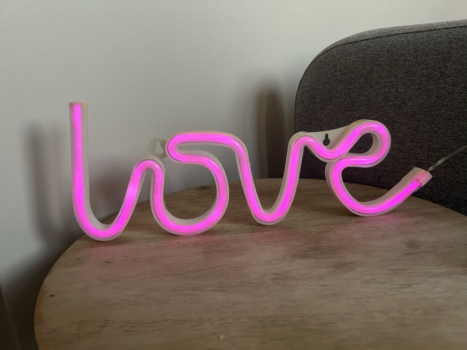 Neon love oświetlenie