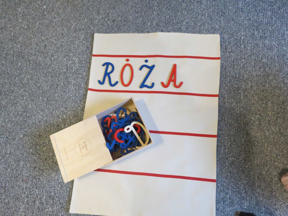 Ruchomy alfabet duze litery z pudełkiem drewnianym i matą montessori