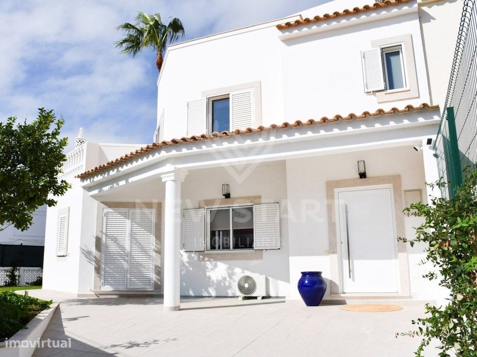 Moradia T4 com Jardim, Terraços e Cave em Olhão