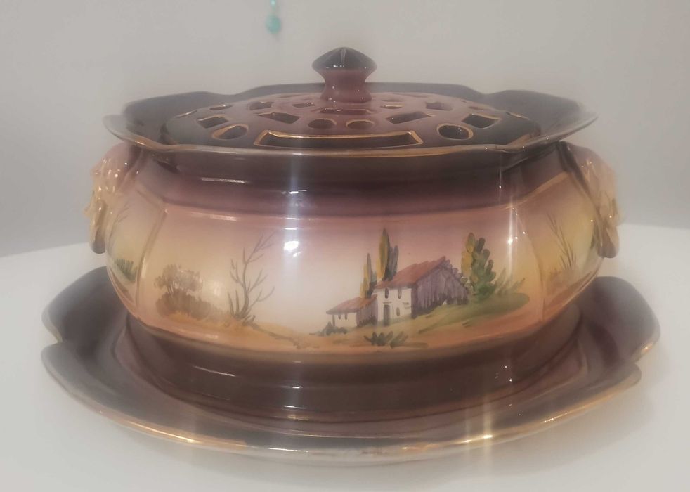 Terrina antiga em faiança de Alcobaça