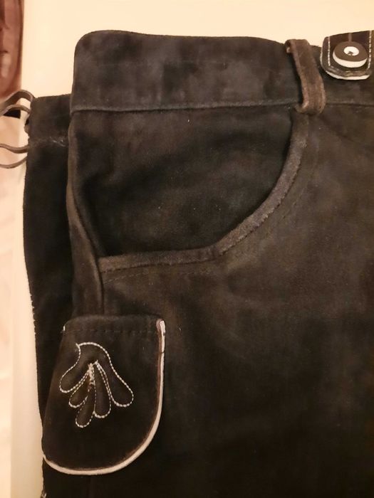 Męski zestaw odzieży tyrolskiej ze skóry.