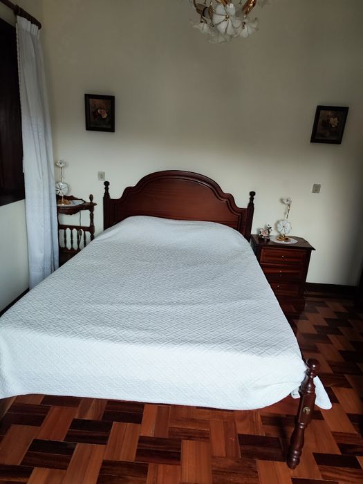 Cama com mesinhas de cabeceira