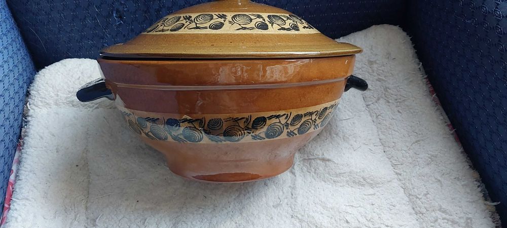 Terrina redonda em cerâmica portuguesa