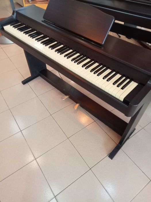 Piano ROLAND HP136