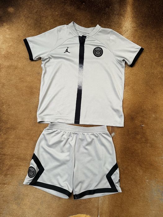 Oryginalny strój sportowy chłopięcy 122/128 Nike Paris Saint Germain