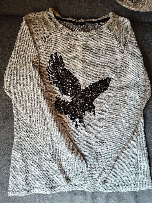 серый вязаный свитер с вороной laura t. classic emo