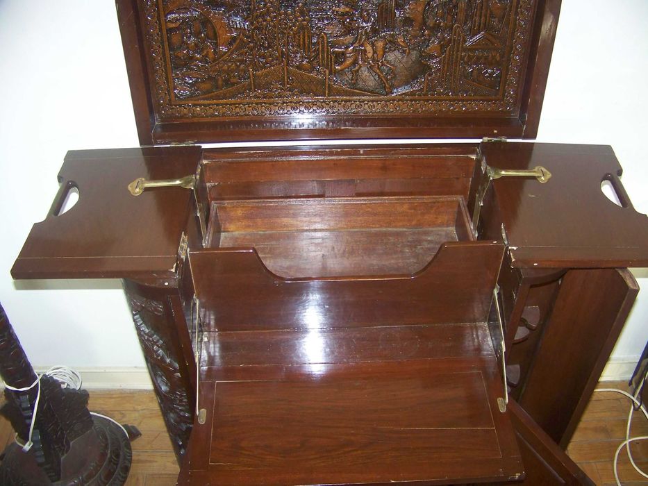 bar chinês + mesa e 3 bancos + arca em madeira talhada+ candeeiro