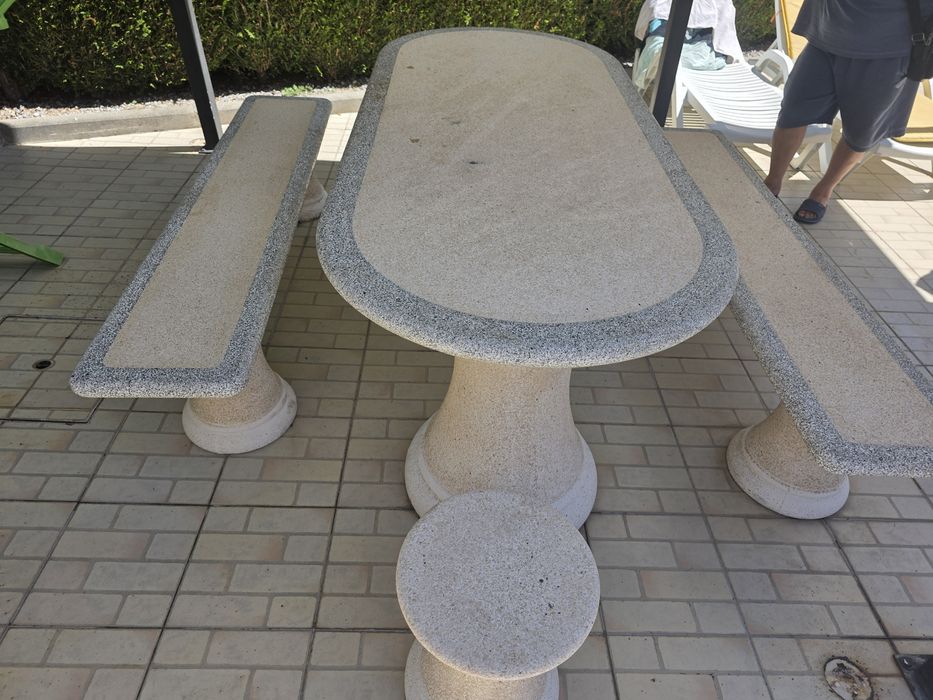 Mesas de jardim com dois bancos grandes  vendo pela melhor oferta