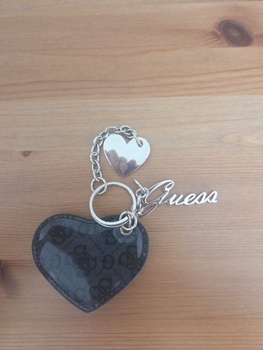 Brelok guess serduszka oraz napis