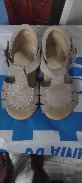 Nr,sandálias creme brilhantes