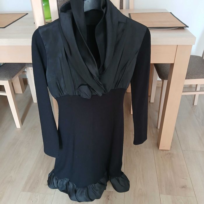 Wizytowa czarna ciekawa sukienka