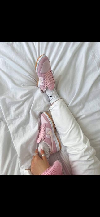 Кросівки рожеві nike