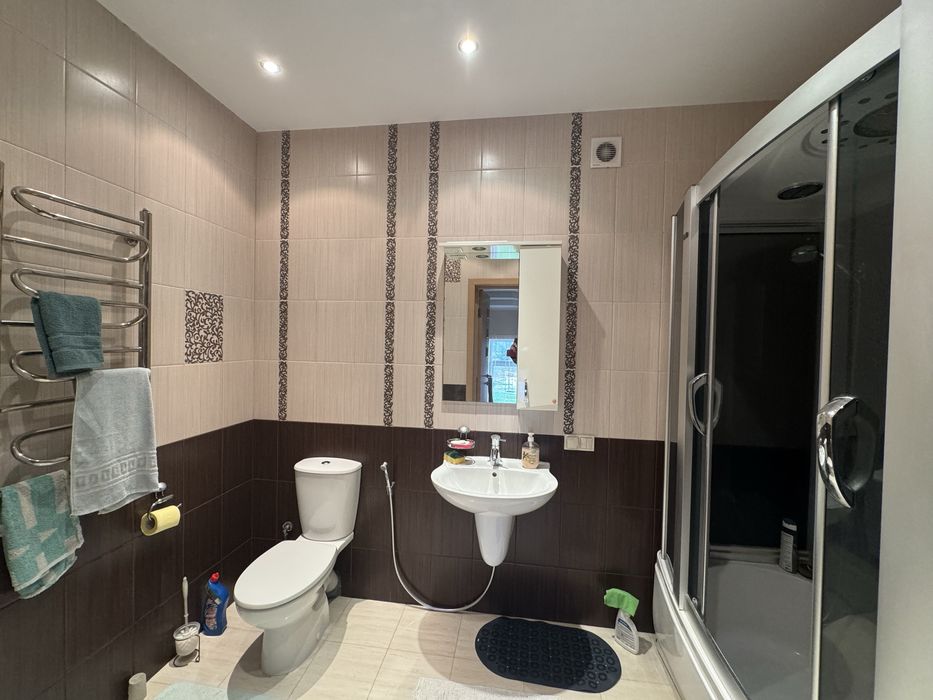 Продаж котедж у Винниках, вул. Яворницького, євроремонт, гараж.