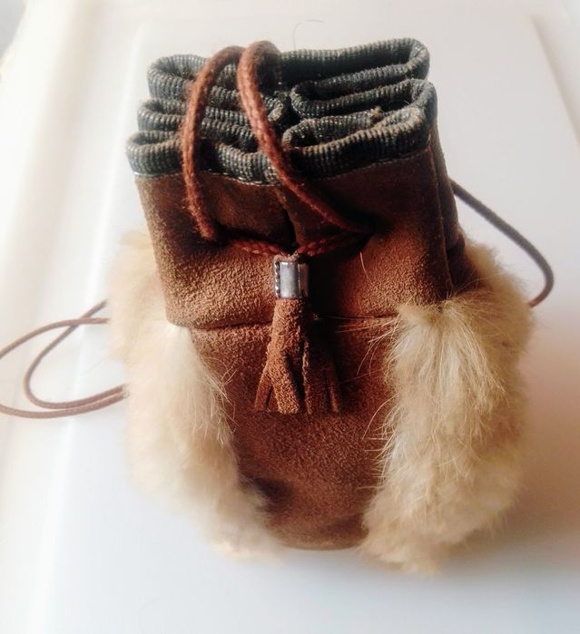 Malinha estilo étnico/hippie,de ombro ou pescoço em cabedal e pêlo .