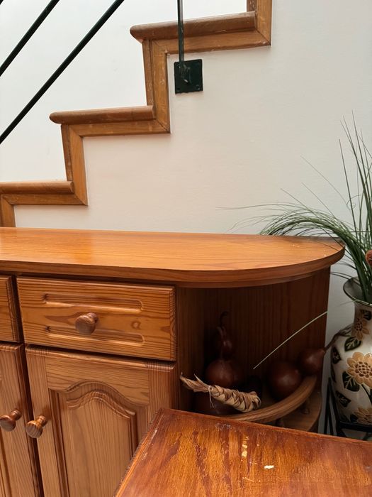 Móvel rústico em madeira maciça – com gavetas e portas entalhadas