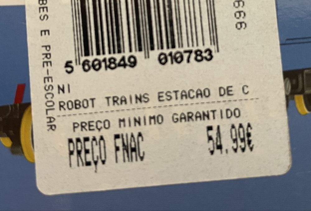 Robot trains pista e esta ao de comboios