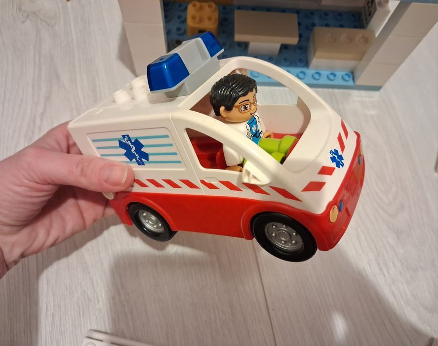 Przychodnia szpital i karetka lego duplo
