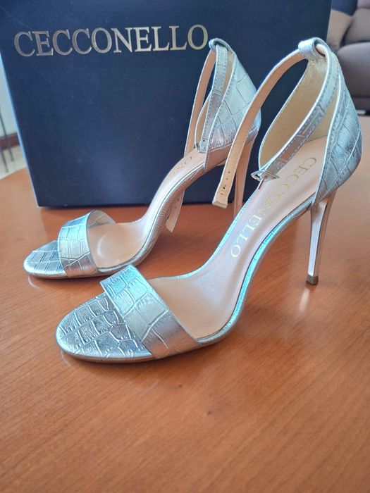 Sapatos de senhora prateados