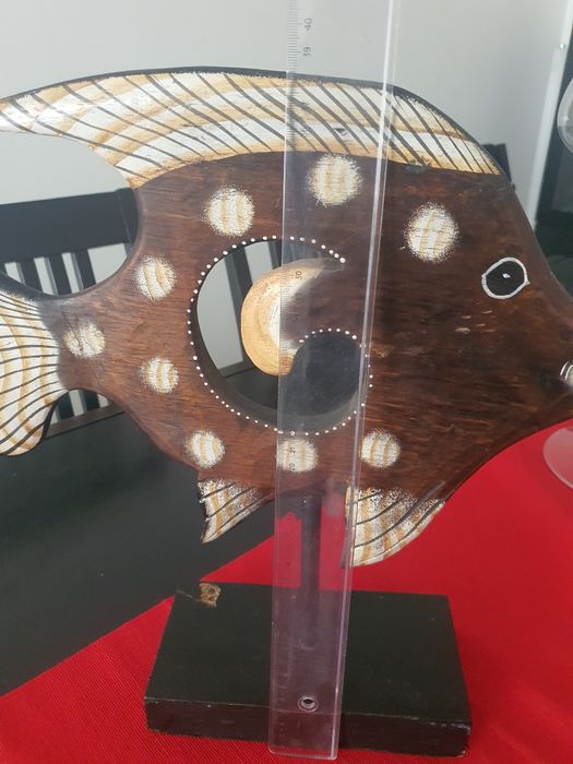 Peixe de madeira decorativo