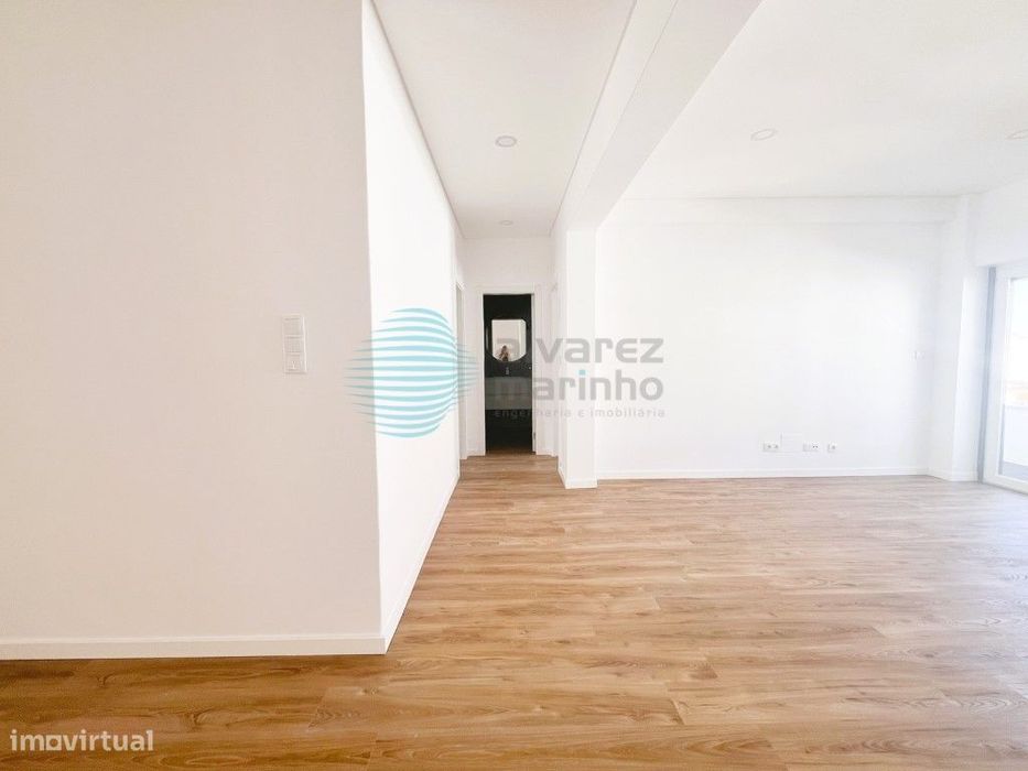 Apartamento T2 com Vista Mar, Garagem e Totalmente Remodelado