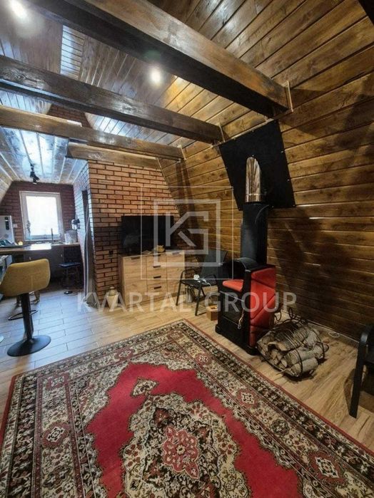 Сучасний будинок з ремонтом A-frame біля лісу та річки