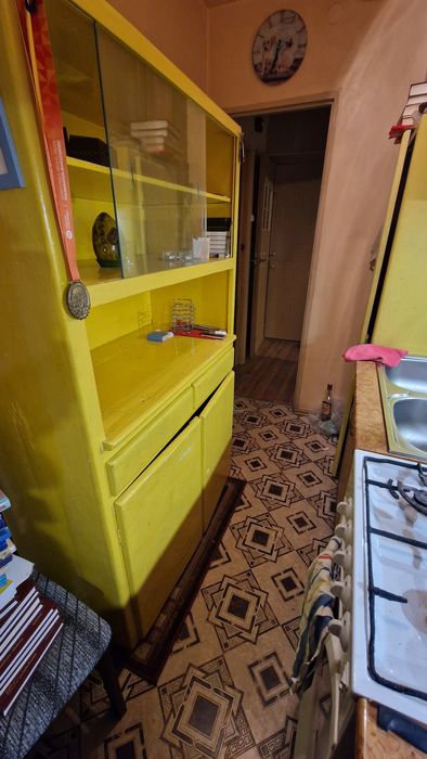 Kredens z czasów PRL