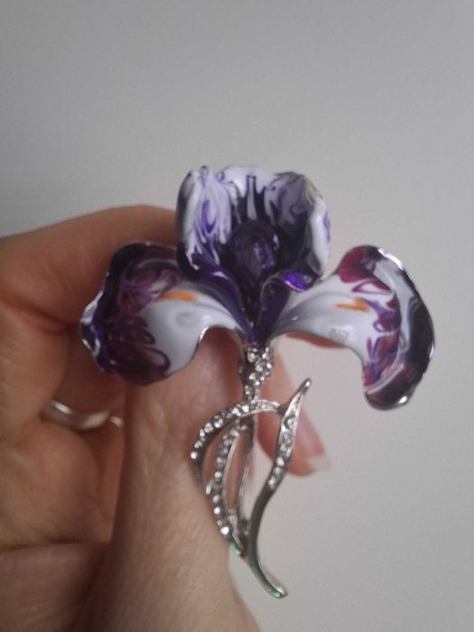 Broszka kwiat irysa, emaliowana,cyrkonie