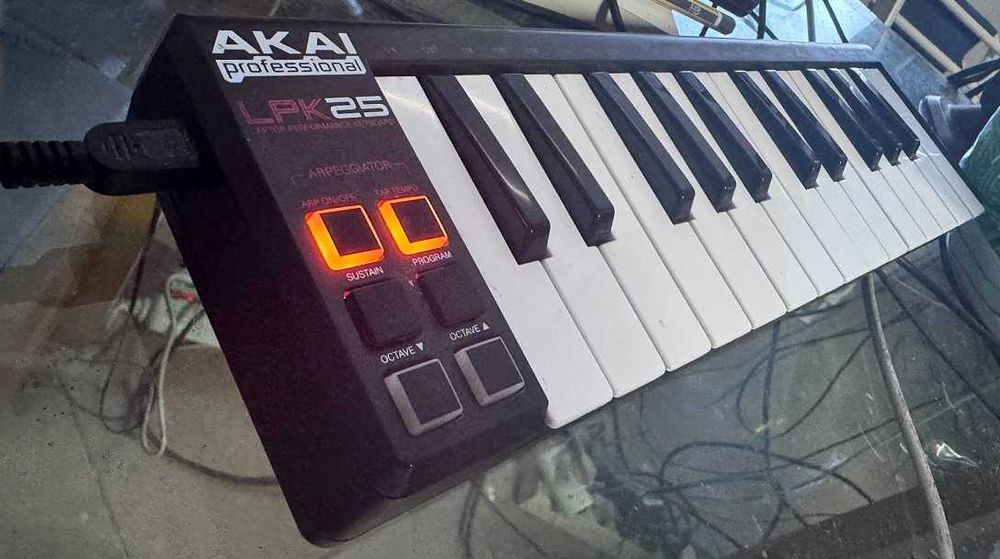 Teclado Midi AKAI LPK 25