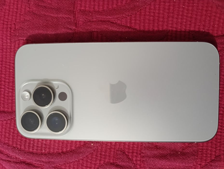 iPhone 15 usado bom estado.