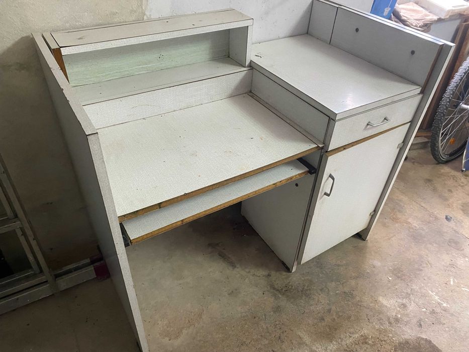 Стіл пластиковий для компютера