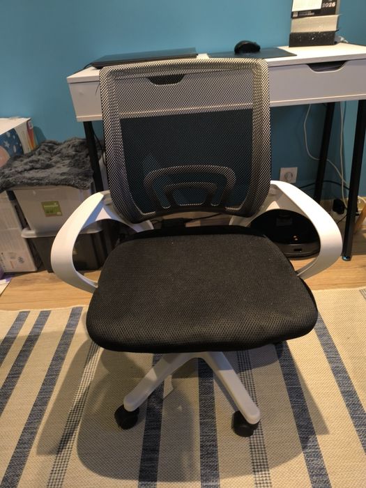 Biurko z fotelem obrotowym