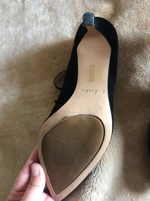 Sapato alto de veludo.