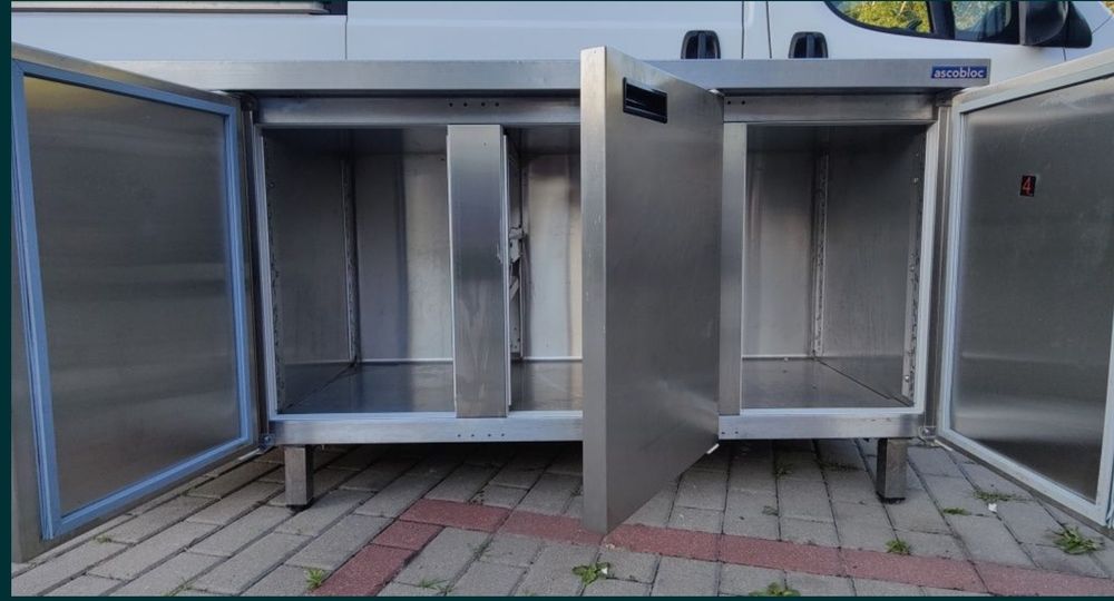 Stół chłodniczy 3drzwiowy blat ASCOBLOC z blatem roboczym.