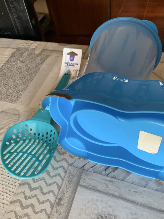 Comedouro de gatos e pá