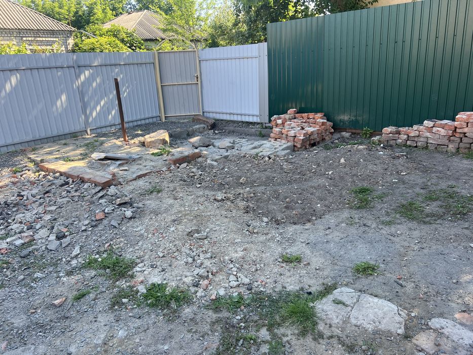 Половину будинку біля автовокзалу